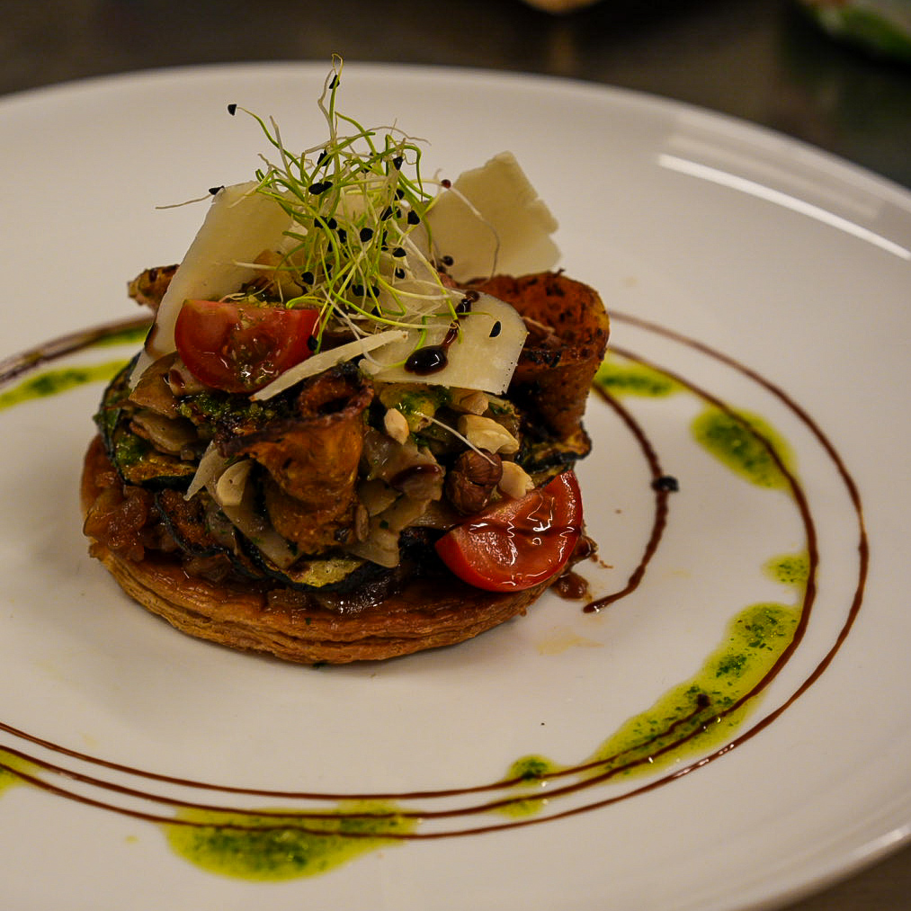 Tartelette forestière dautomne - champignons, courge, noisettes, oignons confits, courgettes, tomates, pesto et copeaux de parmesan